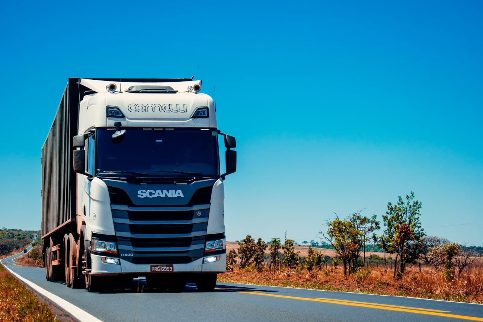 Caminhão de carga em rodovia